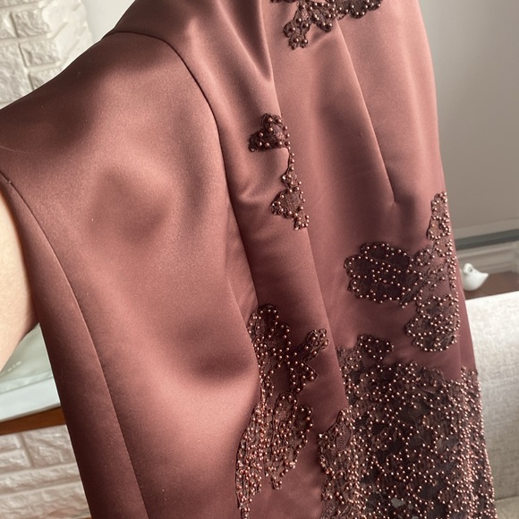 Rich brown halter style gorgeous long gown size 6/8 beautiful appliqué beading. - Picture 10 of 16